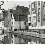 Westerkade in 1979 met links onze 3 panden op een rij (uiterst links nummer 24-25) en rechts de achterzijde van R.K. Reinildahuis en Barnabassschool. Foto Roël, Ino, Stadsarchief Amsterdam.