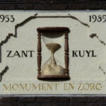 Gevelsteen aan Keizersgrachtzijde, 'Zantkuyl' in 1991 gehakt door Wim Vermeer. Foto: Han van Gool (1991).