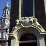 Fronton met deuromlijsting met putti en de Zuiderkerktoren. Foto: Walther Schoonenberg.