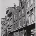 Oude Hoogstraat 17 in 1939, op de etalage staat dat hier goedkope maatkleding wordt aangeboden. Stadsarchief Amsterdam