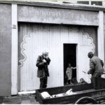 Hare Krishna Tempel op nummer 39 in 1972 met Thor in de deuropening. Meer informatie over herkomst of ouders van deze jonge volgeling hebben wij niet terug kunnen vinden. Foto: Stadsarchief Amsterdam.