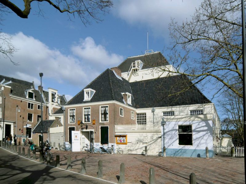 Ingang Amstelkerk tevens vergaderhuisje aan de Reguliersgracht.