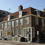 Rechts op de hoek zit de Eerste Weteringdwarsstraat 70.
