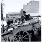 Waterlooplein met boeken. Foto: Oppenheim, G.L.W. (1955).