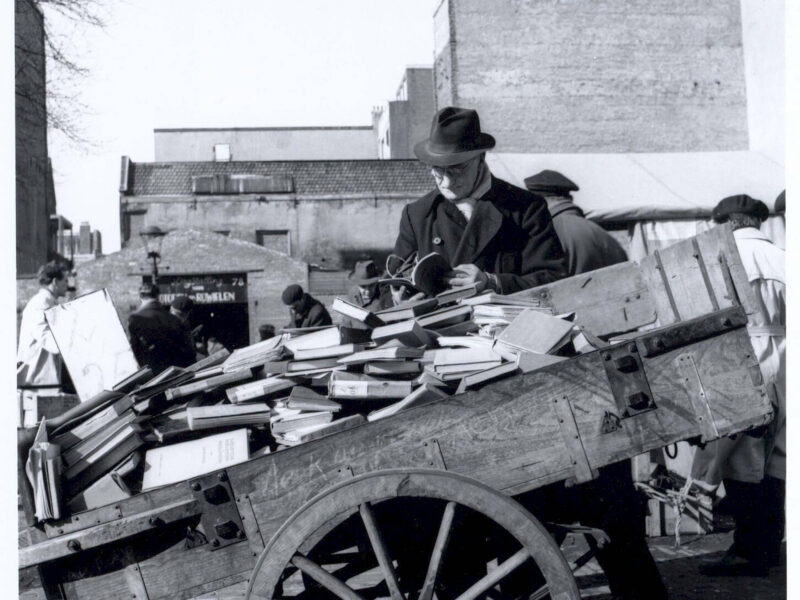 Waterlooplein met boeken. Foto: Oppenheim, G.L.W. (1955).