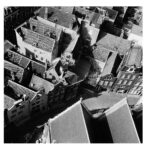 Het gat in het midden ons perceel, boven Warmoesstraat en onder de kerk 1957 Foto: H. Daniëls.