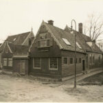 Zonnewijzerspad 1 en 2, de haremakerij en woning in 1930 op zijn oude plek nog met lijnbanen