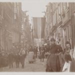 de Goudsbloemdwarsstraat in 1900 tijdens feestelijke aangelegenheden.
