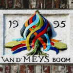 Detail van de gevelsteen 'Meysboom'.