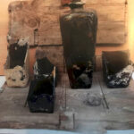 Kelderflessen in een restant van en kelder van naaldhout gevonden in het schervenwrak