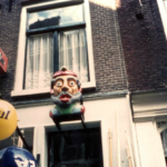 Een gaper in de Eerste Tuindwarsstraat, welke in 1981 nog aanwezig was. Foto: Vereniging Vrienden van Amsterdamse Gevelstenen, Stadsarchief Amsterdam.