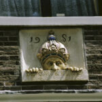 De gevelsteen 'De korte keizer' op het pand. Foto: Beeldbank Cultureel erfgoed.