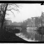 Nieuwe Herengracht v.l.n.r. ca. nr 59-83 vanaf het Wertheimpark met ingang Muiderstraat en brug 239 (Hortusbrug). Jacob Olie (1897). Stadsarchief Amsterdam