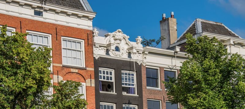 Keizersgracht 323, met de rijk geornamenteerde daklijst, is een pand van Stichting Stadsherstel Amsterdam