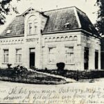 Omstreeks 1905, met T-vensters, kleinere vensters in de Vlaamse gevel, tuindeuren in de rechter zijgevel en een tuinpad naar de Schoollaan.