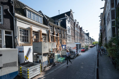 Het kan je niet ontgaan: er wordt hard gewerkt in de Kerkstraat. Foto: Jan Reinier van der Vliet
