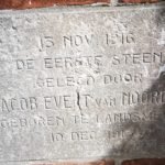 Tekst: 13 november 1916 De eerste steen gelegd door Jacob Evert van Noord Geboren te Landsmeer 10 december 1913