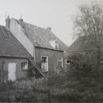 Achterzijde woonhuis met links koeienstal en rechts wagenschuur in 1904. Bron: ELO