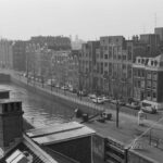 Nieuwe Herengracht 181-263 en rechts het Rapenburgerplein