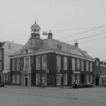 Het rechthuys en gemeentehuis van Watergraafsmeer aan de Ringdijk. Foto: Han van Gool (1990).