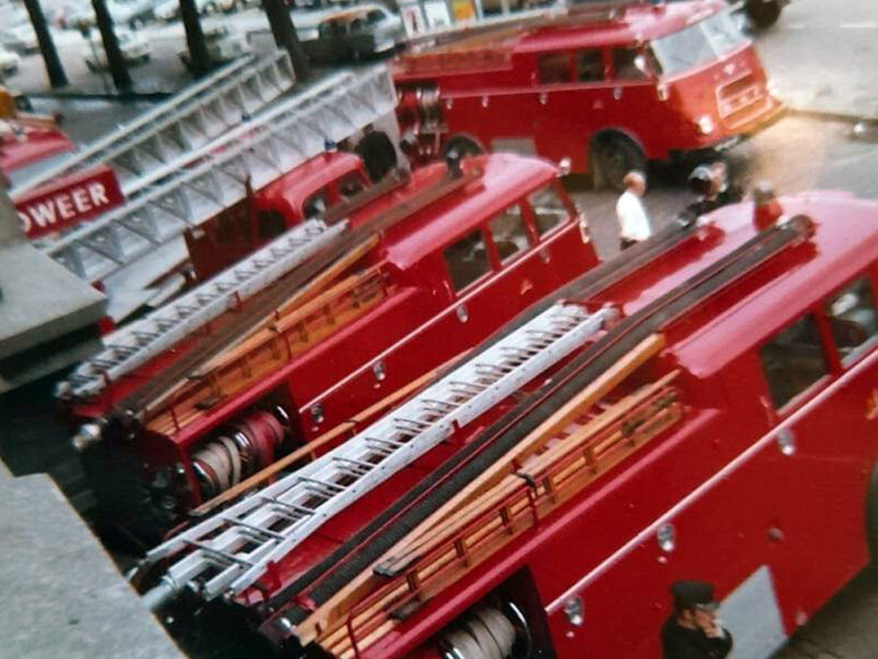 De brandweerwagens gezien vanuit de dienstwoning, ca 1970