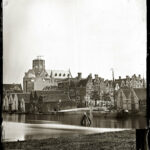 Foto uit 1862 van Jacob Olie korte met nog een ander hekje voor ons pand, 2e van links.