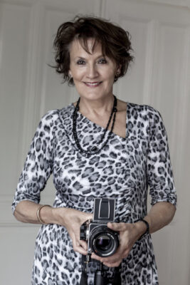 Marie-Jeanne van Hövell tot Westerflier met haar Hasselblad camera