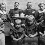 Het gezin met zes kinderen op de achterplaats aan de oude Kruisstraat 12 waar de manufacturenhandel was.