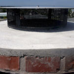Op de schoorsteen is een betonnen schijf met ontluchtingsgat geplaatst ter bescherming (juni 2022)