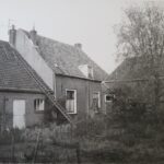 Hoge Morsweg 140 - Achterzijde woonhuis met links koeienstal en rechts wagenschuur in 1904. Bron ELO.