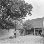 Lage schuur (links), veranda en (rechts) een gedeelte van de hooimijt en koeienstal. Foto: Gerard Dukker RCE 1967.