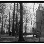 Het kasteel omringd door bomen. Jacob Olie, 1900.