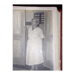 Mevrouw Berkenveld in haar huis op de Julianastraat 56 te Paramaribo.
