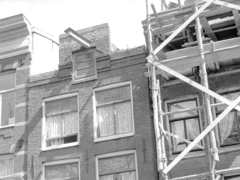 Foto uit omstreeks 1950-1953 met de verminkte gevel.