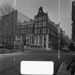 Hoekpand Prinsengracht 335-339 (vlnr) en Reestraat 32-30 in 1967. Schaap, C.P. Stadsarchief Amsterdam