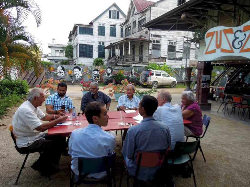 Ton Smit (links) aan tafel tijdens een Stadsherstel Paramaribo bestuursvergadering.