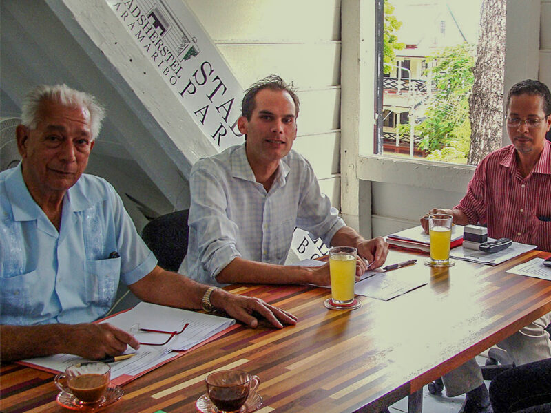 v.l.n.r. Ton Smit, Nevil van der Kuyp en Stephen Fokké op het kantoor van Stadsherstel Suriname.