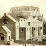 De kerk nog in aanbouw anno 1925.