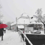 Amstelkerk en links het Stadsherstel Winkeltje aan de Reguliersgracht in de winter van 2010.