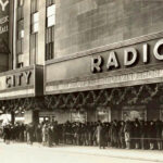 Lange rijen voor de kerstoptredens van Van Leer's Famed Performing Horses in Radio City Music Hall.