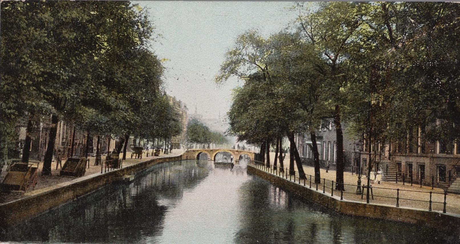 1900, prentbriefkaart met zicht op de Oudezijds Voorburgwal, Trenkler & Co. 