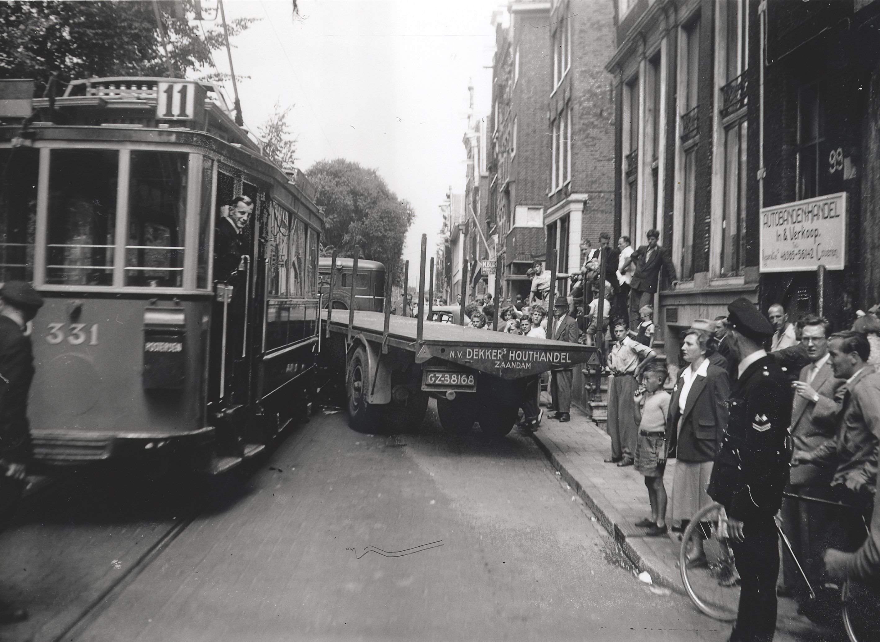 1952 Aanrijding tram 11 met oplegger van Dekkers Houthandel