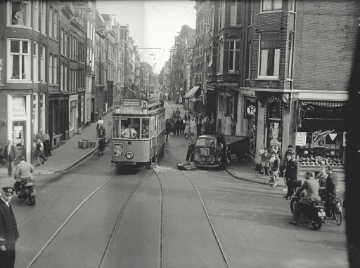 1952, niet de Utrechtsestraat, maar de Weesperstraat in de vijftiger jaren; tram 5 in botsing met een bestelwagen