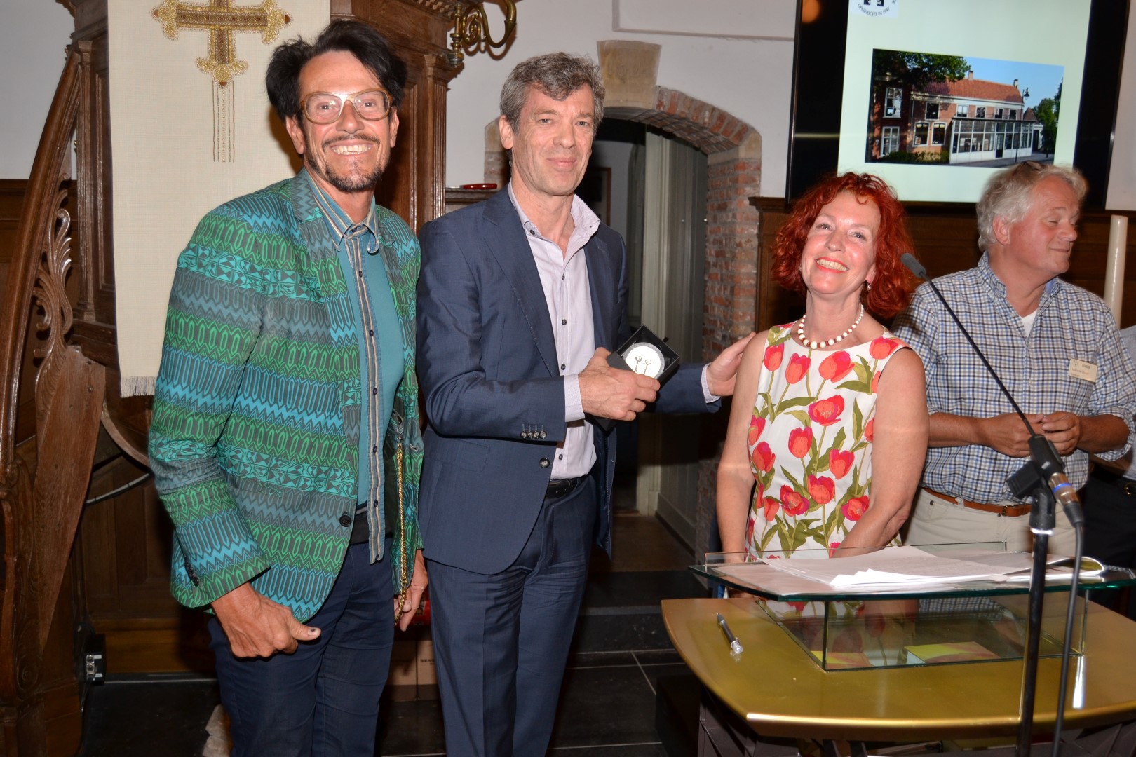 Architect Kees Doornenbal en Michiel van der Burght kregen de Erfgoedprijs uitgereikt door de juryvoorzitter Olga van der Klooster. Foto: Marilou den Outer.