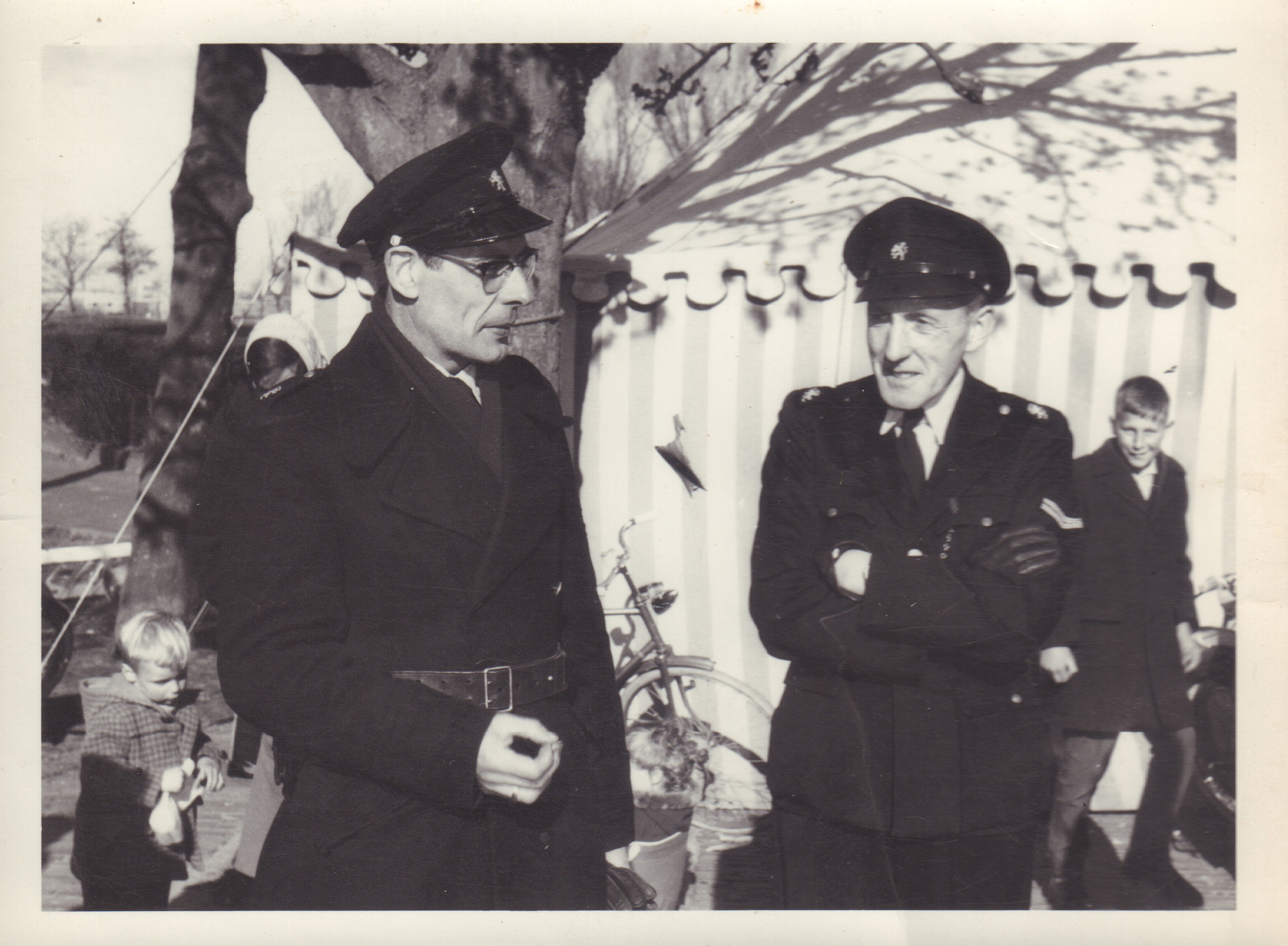 Freek Raat (links) van 1950 tot 1965 veldwachter in Sloten