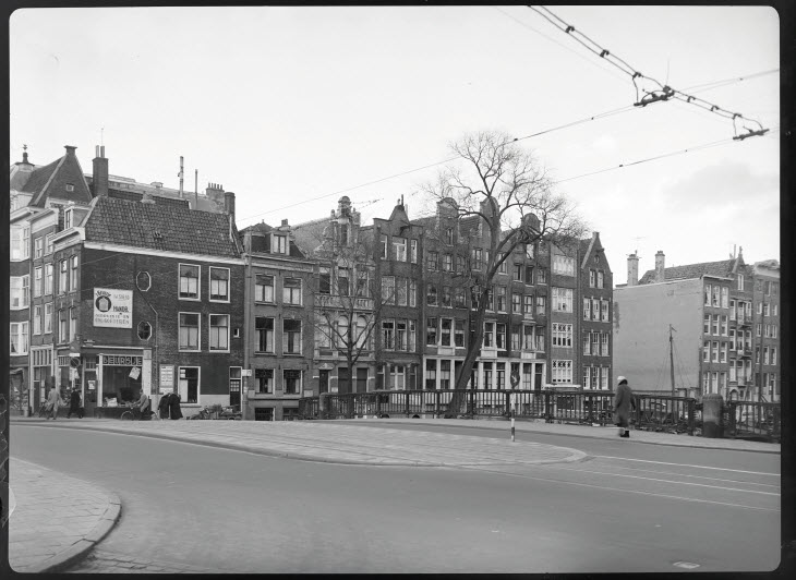 Hoek Weesperstraat / Nieuwe Keizersgracht, vóór uitbreiding van de Weesperstraat, 1958, foto Stadsarchief Amsterdam