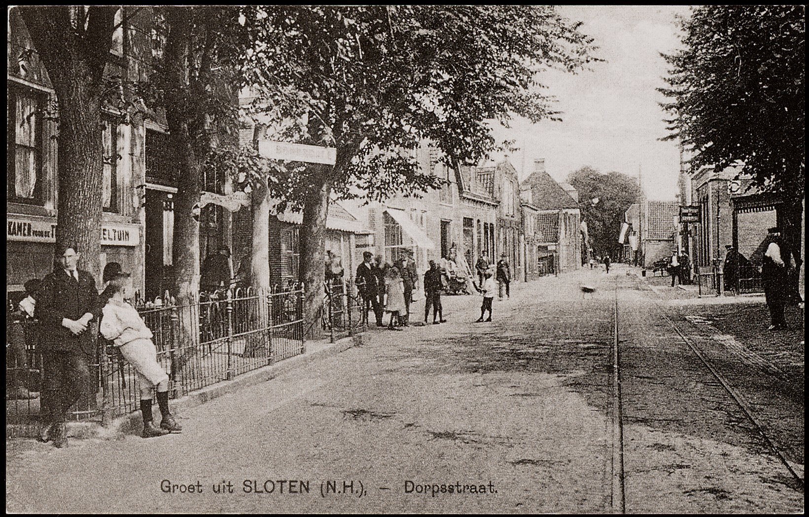 De Dorpsstraat in Sloten (1918). Achter de laatste boom is een glimp op te vangen van het Politiebureautje.
