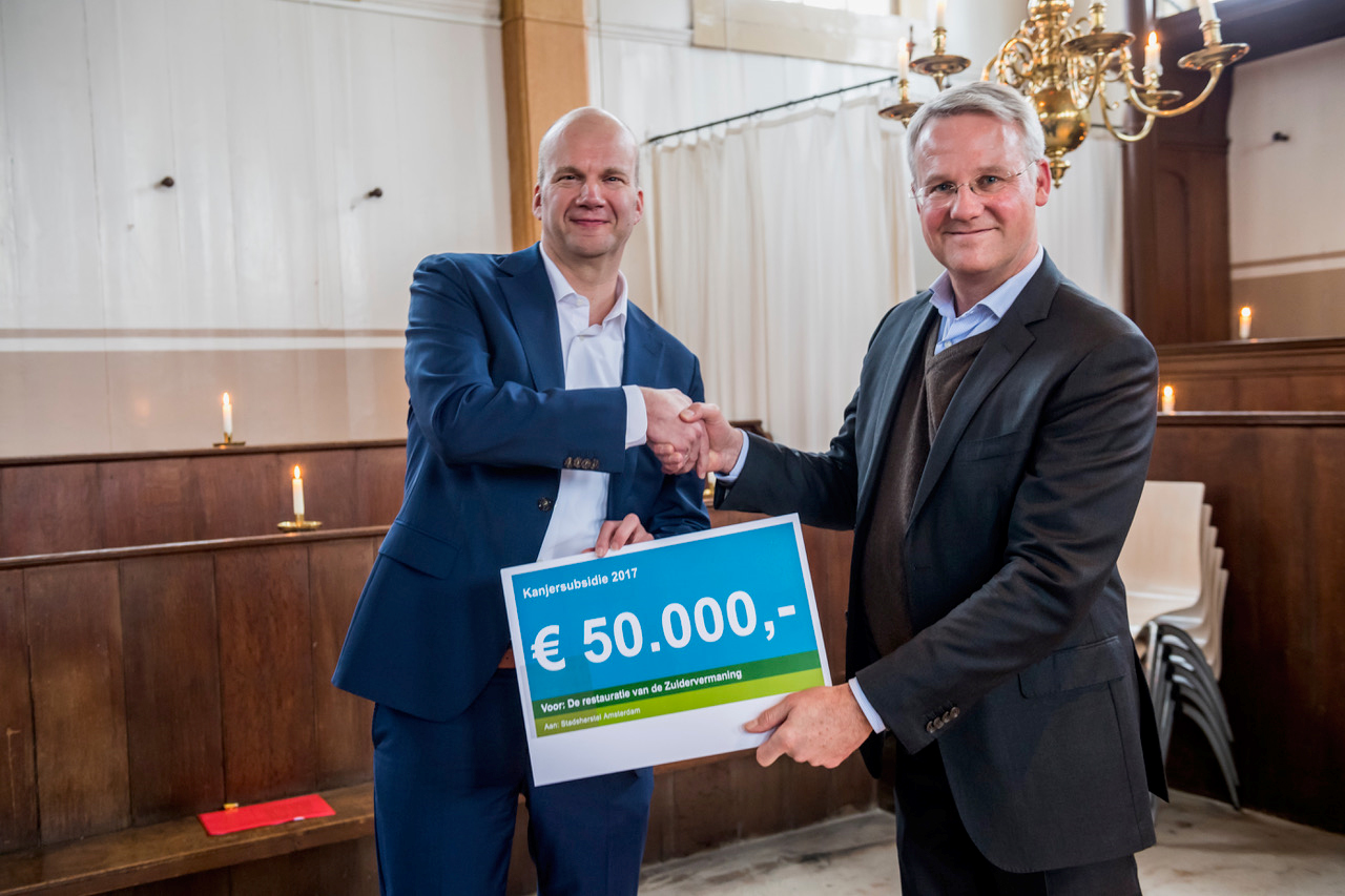 Wethouder Monumenten Addy Verschuren overhandigde de cheque van € 50.000 aan onze directeur Onno Meerstadt.